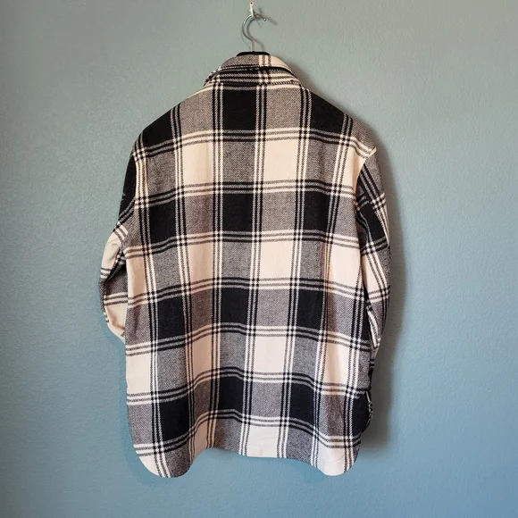 Black and White Plaid Button-Up Flannel Shacket With Pockets M - Picture 4 of 7